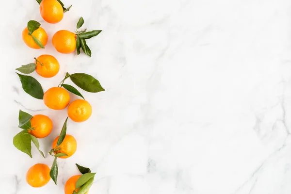 Clementines ile bileşimi ile lots-in kopya alanı beyaz mermer zemin üzerine bırakır. Üstten görünüm.