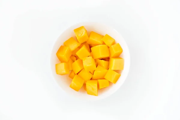 Mango küpleri ile lots-in kopya alanı beyaz arka plan üzerinde izole bir beyaz porselen kase. Üstten Görünüm.