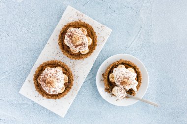 Ev yapımı Banoffee pasta tartlets üzerinde mermer Board ve plaka