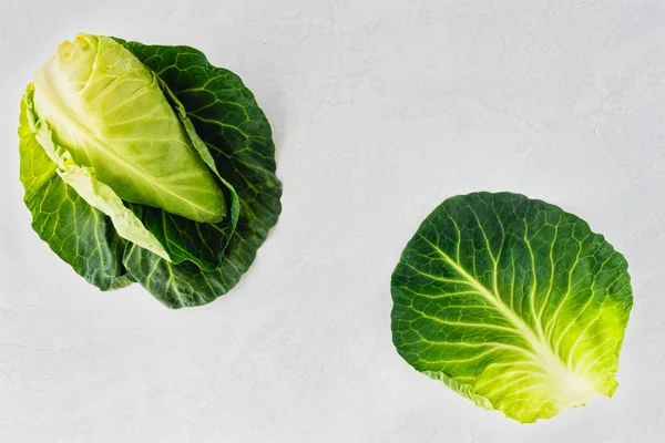 Gri arka planda tüm sivri bahar lahana ve yaprak