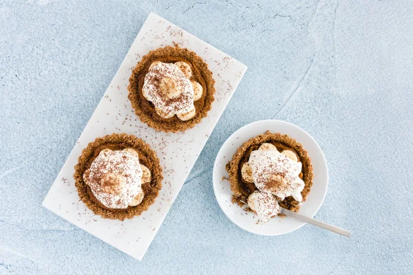 Ev yapımı Banoffee pasta tartlets üzerinde mermer Board ve plaka