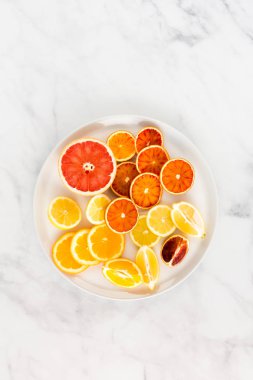 Beyaz Tabakta Kesme Greyfurt, Portakal, Allık Portakal ve Limon Aranjmanı