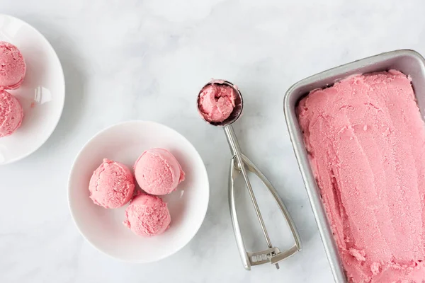 Gelado de ruibarbo forçado rosa caseiro — Fotografia de Stock