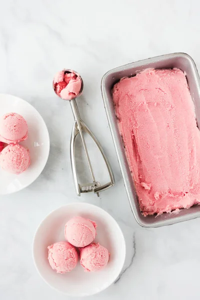 Konteyner ve Kase Ev Yapımı Pembe Zorla Rhubarb Dondurma