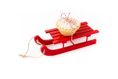 Beyaz Üzerine İzole Kıymalı Kırmızı Ahşap Kızak