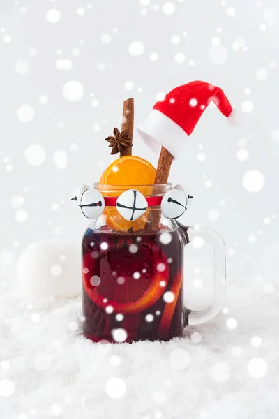 Glühwein im Einmachglas auf Schnee mit Schneeball und Schneeflocken — Stockfoto