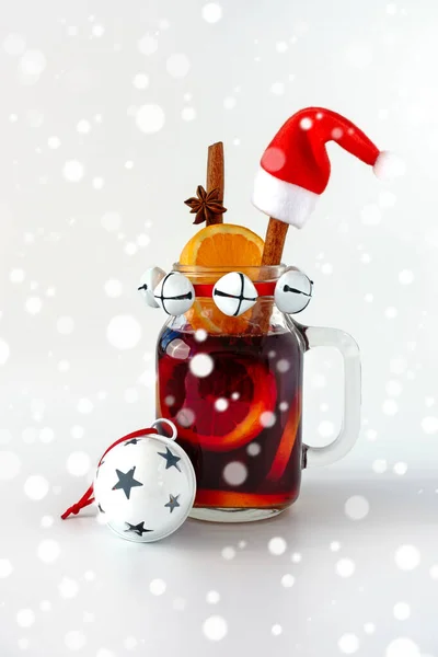 Glühwein im Einmachglas mit Weihnachtsdekoration und Schneeflocken — Stockfoto