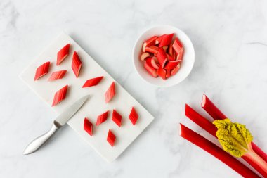 Zorunlu Rhubarb Kesme Kurulu 'nda ve Bowl' da Rhubarb Sapıklarla