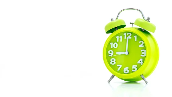 Beyaz bir arka plan üzerinde izole çalar saat