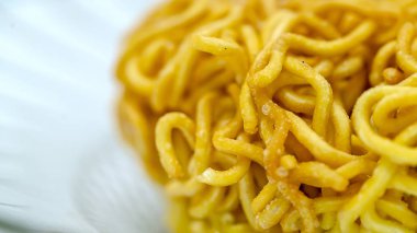 Asya usulü sahanda çiğ yumurtalı erişteyi kapat.