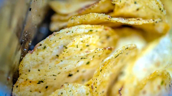 Закрыть Хрустящие картофельные чипсы жирная пища или мусор Foo — стоковое фото