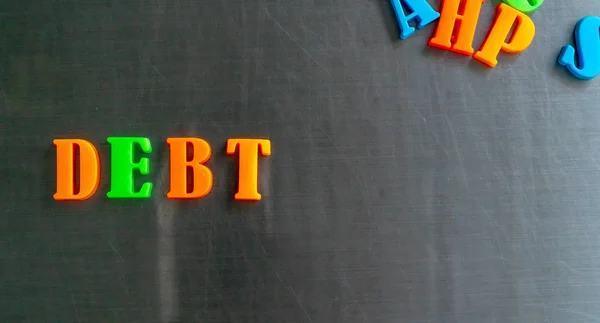 Manyetik alfabe Scrabble 'ını bir kelimede sırala