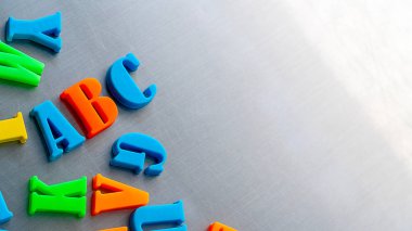 Manyetik alfabeyi kapat Scrabble bir kelime kredisinde düzenlendi