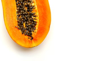 Olgun papaya meyvesini tohumla kaplayın.