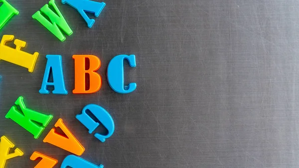 Primer plano alfabeto magnético scrabble arreglado en una palabra ABC — Foto de Stock