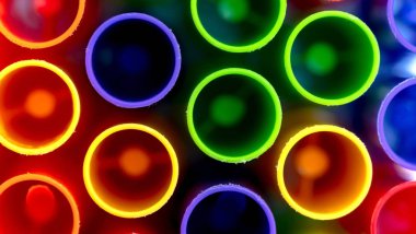 Renkli plastik tüpü kapat