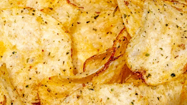 Закрыть хрустящие картофельные чипсы — стоковое фото