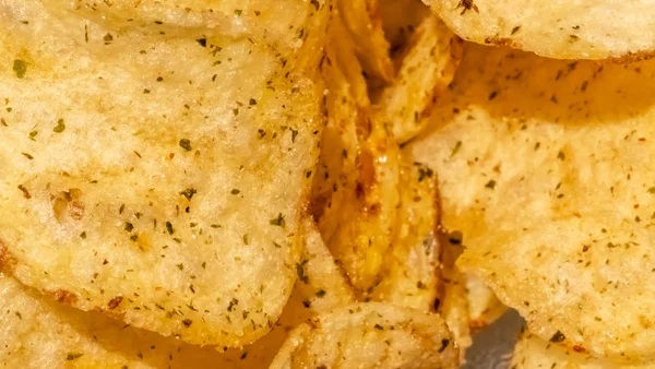 Закрыть хрустящие картофельные чипсы — стоковое фото
