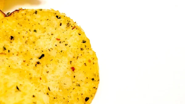 Закрыть изолированные хрустящие картофельные чипсы — стоковое фото