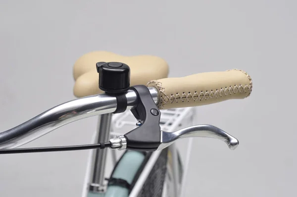 Elszigetelt kerékpár markolat és fék — Stock Fotó