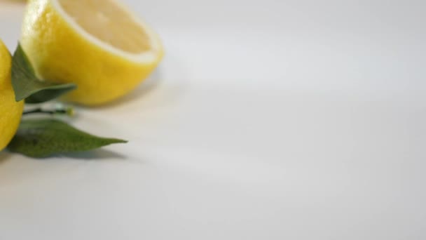 Zitrone Auf Weißem Speck — Stockvideo