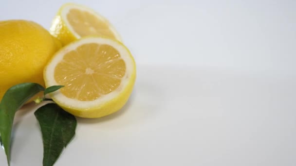 Zitrone Auf Weißem Speck — Stockvideo