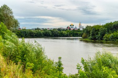 Sıcak bir yaz gününde, nehrin karşısından Kolomna Kremlin manzarası