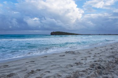 Ayia NAPA, Kıbrıs. Boş ünlü Kıbrıs Rum Kesimi plajı Nissi, bulutlu yağmurlu bir yaz gününde