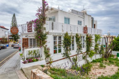 Kıbrıs 'ta yaz günü Yunan tavernası binası.