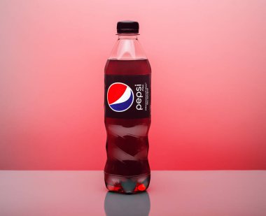 Pembe arka planda bir şişe Pepsi Cola MAX 0.5 litre. Pembe arka planda izole edilmiş sıfır kalori Pepsi meşrubat şişesi. Moskova, Rusya-Nisan 2020