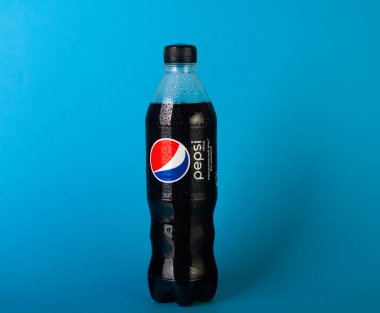 Mavi arka planda bir şişe Pepsi Cola MAX 0.5 litre. Mavi arka planda izole edilmiş sıfır kalori Pepsi meşrubat şişesi. Moskova, Rusya-Nisan 2020