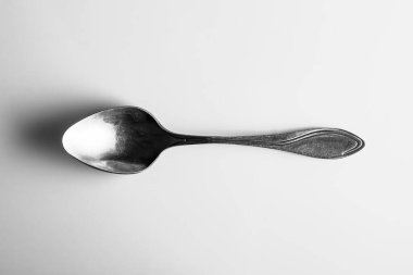 Beyaz arkaplanda izole edilmiş çay kaşığı üst görünümü 