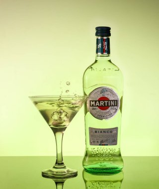 Martini Bianco. Bir şişe vermut martini. Üzerinde de bir bardak yakın plan logosu var. Martini, 1863 yılından beri İtalyan vermutudur. Moskova, Rusya-Mart 2020.