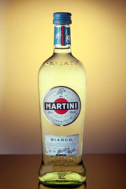 Martini Bianco. Renkli bir arka planda bir şişe vermut martinisi. Martini, 1863 yılından kalma bir İtalyan vermutudur. Moskova, Rusya-Mart 2020. 