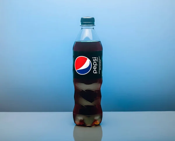 Plastikowa Butelka Pepsi Cola Max Litra Niebieskim Tle Zero Kalorii — Zdjęcie stockowe