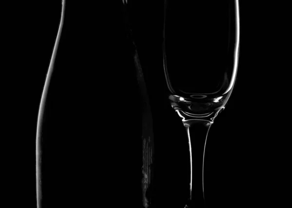 黒を基調としたボトルとグラスカップのホワイトシルエット 滑らかな線と形 コンセプト — ストック写真