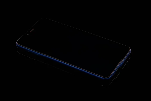 Smartphone Negro Con Bordes Azules Sobre Fondo Negro Concepto — Foto de Stock