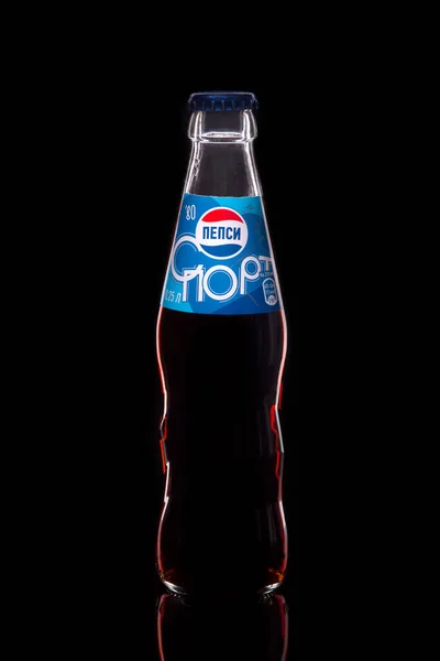 Κλασικό Γυάλινο Μπουκάλι Αναψυκτικού Pepsi Cola Μαύρο Φόντο Αμερικανική Πολυεθνική — Φωτογραφία Αρχείου