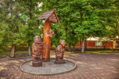 Bryansk 'taki ahşap heykeller parkı. Alexey Tolstoy Park Müzesi girişinde ahşap heykel kompozisyonu. Bryansk, Rusya-Temmuz 2020