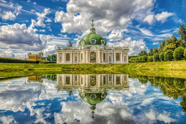 Grotto Paviljong Med Vacker Reflektion Kuskovo Park Solig Sommardag Arkitektonisk — Stockfoto