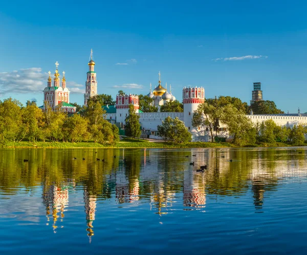 Monasterio Novodevichy Con Reflejo Lago Atardecer Famoso Hito Moscú Con — Foto de Stock