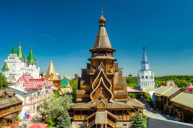 Izmailovo Kremlin 'in ahşap Aziz Niklas Kilisesi mavi gökyüzüne karşı bir yaz günü. Kremlin İzmailovo 'da ve müzede antik Rus mimarisini yansıttı. Moskova, Rusya, Haziran 2018