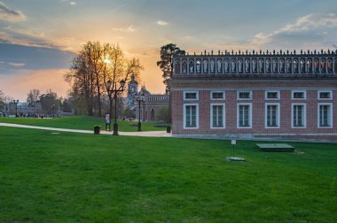 Tsaritsyno kültür ve eğlence parkı. Turistler güneşli bir akşamda Tsaritsyno Park 'ta yürürler. Güney Moskova 'daki Tsaritsyn Sarayı ve Park topluluğunun bir parçasıdır. Moskova, Rusya, Nisan 2019