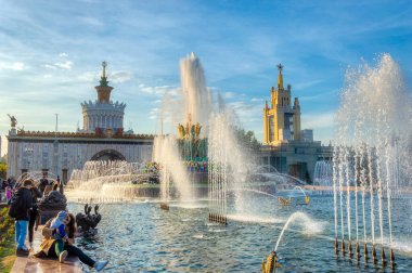 VDNH, İlkbahar günü Sergi Merkezi 'nde Çeşme Taş Çiçeği. Moskova, Rusya, Mayıs 2019