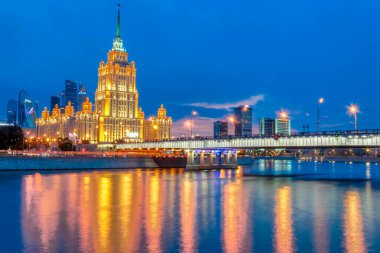 Radisson Royal Hotel, Moskova 'nın merkezinde beş yıldızlı lüks bir oteldir. Moskva Nehri gecesi Ukrayna Oteli. Moskova, Rusya-Haziran 2019