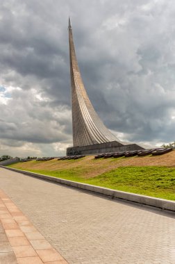 Sıcak bir yaz akşamında güzel bir gökyüzüne karşı parktaki uzay kaşifleri anıtı. Kozmonotlar Müzesi, VDNH sergi merkezinin yanında Moskova, Rusya-Haziran 2019