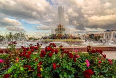 Taş Çiçek Çeşmesi. VDNKH parkının mimarisi, popüler bir dönüm noktası. VDNH, Moskova 'da bulunan büyük bir ticaret, sergi ve eğlence parkı. Moskova, Rusya-Haziran 2019