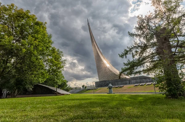 Monumento Espacio Exploradores Parque Una Cálida Noche Verano Contra Hermoso — Foto de Stock