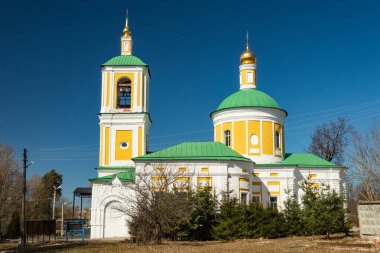 Vaftizci Yahya 'nın başı kesilen kilise. Güneşli bir günde mavi bir gökyüzüne karşı eski sarı bir kilise. Çehov, Moskova bölgesi, Rusya-Nisan 2018