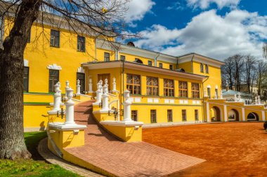 Yaroslavl Sanat Müzesi. 19. yüzyılın sonlarındaki klasikçilik tarzında valinin evi. Yaroslavl, Rusya-Mayıs 2018
